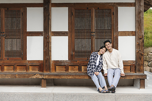 포토 JPG 주간 전신 커플 여자 남자 여행 휴가 휴식 한옥 미소 앉기 20대 성인 야외 두명 앞모습 눈감음 기댐 한국인 시골 툇마루 성인만 국내포토 여주시 자연요소 한국전통 뷰포인트 컨셉 고건축 관계 모션 표정 사람 동양인 청년 마루_인테리어 경기도 파일형식