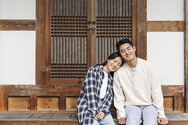 포토 JPG 주간 커플 여자 남자 여행 휴가 휴식 한옥 미소 앉기 상반신 20대 성인 야외 두명 앞모습 눈감음 기댐 한국인 시골 툇마루 성인만 국내포토 여주시 자연요소 한국전통 뷰포인트 컨셉 고건축 관계 모션 표정 사람 동양인 청년 마루_인테리어 경기도 파일형식