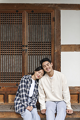 포토 JPG 주간 커플 여자 남자 여행 휴가 휴식 한옥 상반신 20대 성인 야외 두명 앞모습 눈감음 기댐 한국인 시골 툇마루 성인만 국내포토 여주시 자연요소 한국전통 뷰포인트 컨셉 고건축 관계 모션 사람 동양인 청년 마루_인테리어 경기도 파일형식