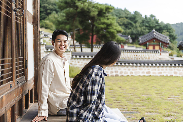 포토 JPG 주간 커플 응시 여자 남자 여행 휴가 휴식 한옥 미소 앉기 상반신 20대 성인 야외 두명 옆모습 한국인 시골 툇마루 성인만 기와담장 국내포토 여주시 자연요소 한국전통 시선 뷰포인트 컨셉 고건축 관계 모션 표정 기와 사람 동양인 청년 담장 마루 경기도 파일형식 전통 건축물 바닥 한국 인종 건축 아시아 나라