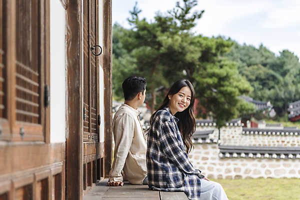 포토 JPG 주간 커플 응시 여자 남자 여행 휴가 휴식 한옥 미소 앉기 상반신 20대 성인 야외 두명 옆모습 한국인 시골 툇마루 성인만 기와담장 국내포토 여주시 자연요소 한국전통 시선 뷰포인트 컨셉 고건축 관계 모션 표정 기와 사람 동양인 청년 담장 마루_인테리어 경기도 파일형식