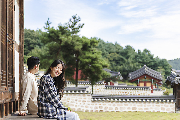 포토 JPG 주간 커플 응시 여자 남자 여행 휴가 휴식 한옥 미소 앉기 상반신 20대 성인 야외 두명 옆모습 한국인 시골 툇마루 성인만 기와담장 국내포토 여주시 자연요소 한국전통 시선 뷰포인트 컨셉 고건축 관계 모션 표정 기와 사람 동양인 청년 담장 마루_인테리어 경기도 파일형식