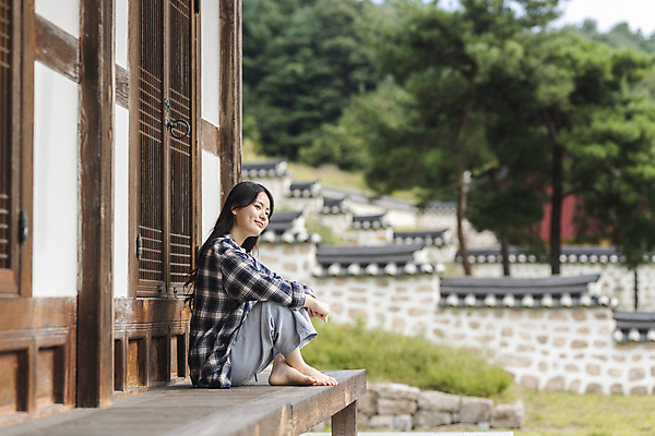 포토 JPG 주간 전신 응시 여자 여행 휴가 휴식 한옥 한명 미소 앉기 20대 성인 야외 옆모습 한국인 시골 툇마루 성인여자한명만 기와담장 국내포토 여주시 자연요소 1 한국전통 시선 뷰포인트 컨셉 고건축 모션 표정 기와 사람 동양인 청년 담장 마루_인테리어 경기도 여자한명만 성인여자만 파일형식