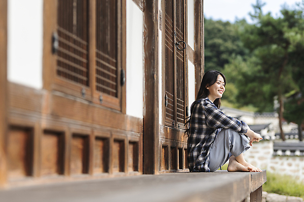 포토 JPG 주간 전신 응시 여자 여행 휴가 휴식 한옥 한명 미소 앉기 20대 성인 야외 옆모습 한국인 시골 툇마루 성인여자한명만 국내포토 여주시 자연요소 1 한국전통 시선 뷰포인트 컨셉 고건축 모션 표정 사람 동양인 청년 마루_인테리어 경기도 여자한명만 성인여자만 파일형식