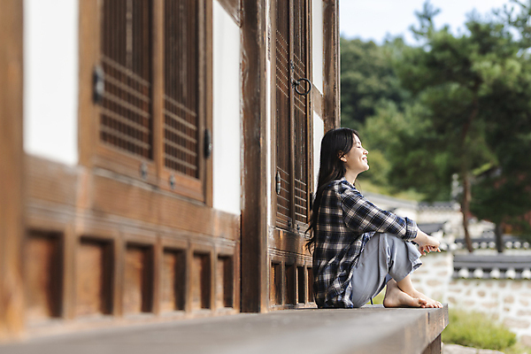 포토 JPG 주간 전신 여자 여행 휴가 휴식 한옥 한명 미소 앉기 20대 성인 야외 옆모습 눈감음 한국인 시골 툇마루 성인여자한명만 국내포토 여주시 자연요소 1 한국전통 뷰포인트 컨셉 고건축 모션 표정 사람 동양인 청년 마루_인테리어 경기도 여자한명만 성인여자만 파일형식