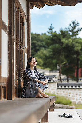 포토 JPG 주간 전신 여자 여행 휴가 휴식 슬리퍼 한옥 한명 미소 앉기 20대 성인 야외 옆모습 눈감음 한국인 시골 툇마루 성인여자한명만 국내포토 여주시 자연요소 1 한국전통 뷰포인트 신발 컨셉 고건축 모션 표정 사람 동양인 청년 마루_인테리어 경기도 여자한명만 성인여자만 파일형식
