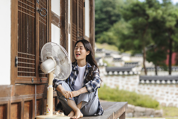 포토 JPG 주간 전신 여자 여행 바람 휴가 휴식 한옥 한명 앉기 20대 성인 야외 옆모습 아웃포커스 눈감음 한국인 시골 선풍기 툇마루 성인여자한명만 기와담장 국내포토 여주시 자연요소 1 한국전통 뷰포인트 컨셉 고건축 모션 날씨 촬영기법 기와 사람 동양인 청년 담장 가전제품 마루_인테리어 경기도 여자한명만 성인여자만 파일형식