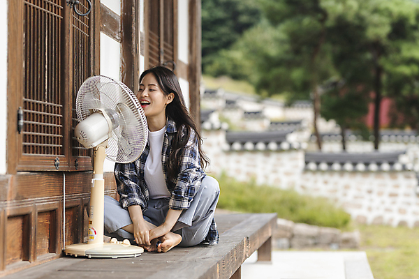 포토 JPG 주간 전신 여자 여행 바람 휴가 휴식 한옥 한명 앉기 20대 성인 야외 옆모습 아웃포커스 눈감음 한국인 시골 선풍기 툇마루 성인여자한명만 기와담장 국내포토 여주시 자연요소 1 한국전통 뷰포인트 컨셉 고건축 모션 날씨 촬영기법 기와 사람 동양인 청년 담장 가전제품 마루_인테리어 경기도 여자한명만 성인여자만 파일형식