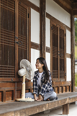 포토 JPG 주간 전신 여자 여행 휴가 휴식 한옥 한명 미소 앉기 20대 성인 야외 옆모습 눈감음 한국인 시골 선풍기 툇마루 성인여자한명만 국내포토 여주시 자연요소 1 한국전통 뷰포인트 컨셉 고건축 모션 표정 사람 동양인 청년 가전제품 마루_인테리어 경기도 여자한명만 성인여자만 파일형식