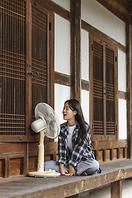 포토 JPG 주간 전신 여자 여행 바람 휴가 휴식 한옥 한명 앉기 20대 성인 야외 옆모습 눈감음 한국인 시골 선풍기 툇마루 성인여자한명만 국내포토 여주시 자연요소 1 한국전통 뷰포인트 컨셉 고건축 모션 날씨 사람 동양인 청년 가전제품 마루_인테리어 경기도 여자한명만 성인여자만 파일형식