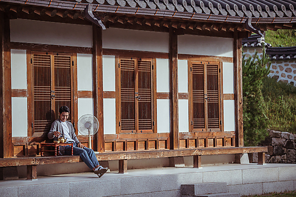 포토 JPG 주간 전신 응시 남자 여행 휴가 휴식 한옥 한명 앉기 20대 성인 야외 옆모습 한국인 시골 선풍기 막걸리 소반 양은주전자 툇마루 성인남자한명만 국내포토 여주시 자연요소 1 한국전통 시선 뷰포인트 컨셉 고건축 모션 탁자 주전자 주류 사람 동양인 청년 가전제품 마루_인테리어 경기도 남자한명만 성인남자만 파일형식