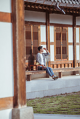 포토 JPG 주간 전신 응시 남자 여행 휴가 휴식 한옥 한명 앉기 20대 성인 야외 옆모습 손들기 한국인 시골 선풍기 막걸리 소반 눈부심 양은주전자 툇마루 성인남자한명만 국내포토 여주시 자연요소 1 한국전통 시선 뷰포인트 컨셉 고건축 모션 탁자 주전자 주류 사람 동양인 청년 가전제품 마루_인테리어 경기도 남자한명만 성인남자만 파일형식