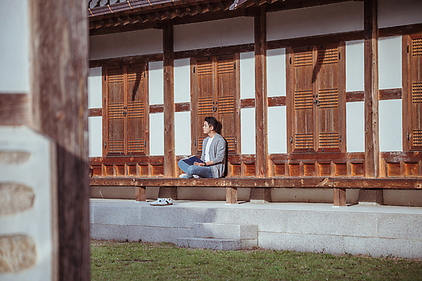 포토 JPG 주간 전신 응시 남자 여행 휴가 휴식 한옥 한명 들기 20대 성인 야외 옆모습 책 독서 한국인 시골 툇마루 성인남자한명만 국내포토 여주시 자연요소 1 한국전통 시선 뷰포인트 컨셉 고건축 모션 사람 동양인 청년 마루_인테리어 경기도 남자한명만 성인남자만 파일형식