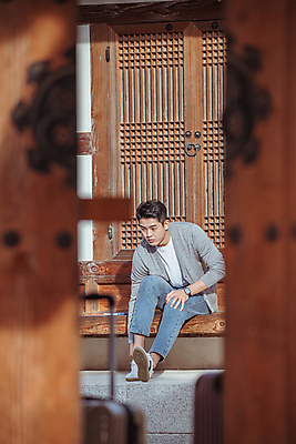 포토 JPG 주간 전신 응시 남자 여행 휴가 휴식 한옥 한명 앉기 20대 성인 야외 옆모습 한국인 시골 틈 신발신기 툇마루 성인남자한명만 국내포토 여주시 자연요소 1 한국전통 시선 뷰포인트 컨셉 고건축 모션 사람 동양인 청년 마루_인테리어 경기도 남자한명만 성인남자만 파일형식