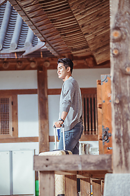포토 JPG 주간 응시 남자 여행 휴가 휴식 한옥 한명 서기 미소 상반신 20대 성인 야외 옆모습 캐리어 여행가방 한국인 시골 잡기 툇마루 성인남자한명만 국내포토 여주시 자연요소 1 한국전통 시선 뷰포인트 컨셉 고건축 가방 모션 표정 사람 동양인 청년 마루_인테리어 경기도 남자한명만 성인남자만 파일형식