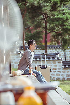 포토 JPG 주간 전신 남자 여행 휴가 휴식 한옥 한명 앉기 20대 성인 야외 옆모습 캐리어 여행가방 한국인 시골 소프트포커스 뻥튀기 테이크아웃컵 툇마루 성인남자한명만 기와담장 국내포토 여주시 자연요소 1 한국전통 뷰포인트 컨셉 고건축 가방 모션 촬영기법 기와 사람 동양인 청년 컵 담장 과자 마루_인테리어 경기도 남자한명만 성인남자만 파일형식