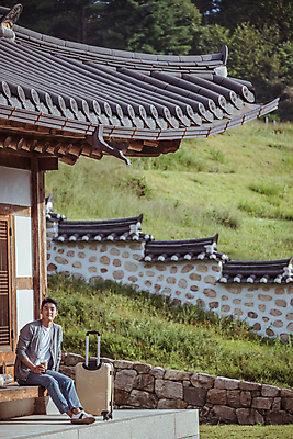 포토 JPG 주간 전신 응시 남자 여행 휴가 휴식 한옥 한명 들기 앉기 20대 성인 야외 옆모습 캐리어 여행가방 한국인 시골 테이크아웃컵 툇마루 성인남자한명만 국내포토 여주시 자연요소 1 한국전통 시선 뷰포인트 컨셉 고건축 가방 모션 사람 동양인 청년 컵 마루_인테리어 경기도 남자한명만 성인남자만 파일형식