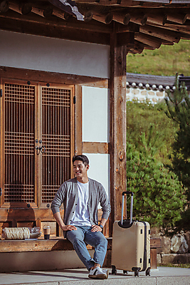 포토 JPG 주간 전신 응시 남자 커피 여행 휴가 휴식 한옥 한명 미소 앉기 20대 성인 야외 옆모습 캐리어 여행가방 한국인 시골 뻥튀기 테이크아웃컵 툇마루 성인남자한명만 국내포토 여주시 자연요소 1 한국전통 시선 음료 뷰포인트 컨셉 고건축 가방 모션 표정 사람 동양인 청년 컵 과자 마루_인테리어 경기도 남자한명만 성인남자만 파일형식