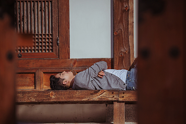 포토 JPG 주간 남자 여행 휴가 휴식 한옥 한명 상반신 20대 성인 야외 옆모습 눕기 팔짱 한국인 시골 틈 소프트포커스 대문 툇마루 성인남자한명만 국내포토 여주시 자연요소 1 한국전통 뷰포인트 컨셉 고건축 모션 촬영기법 사람 동양인 청년 문 마루_인테리어 경기도 남자한명만 성인남자만 파일형식