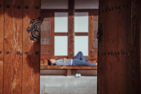 포토 JPG 주간 전신 남자 여행 휴가 휴식 한옥 한명 20대 성인 야외 옆모습 아웃포커스 눕기 한국인 시골 틈 툇마루 성인남자한명만 국내포토 여주시 자연요소 1 한국전통 뷰포인트 컨셉 고건축 모션 촬영기법 사람 동양인 청년 마루_인테리어 경기도 남자한명만 성인남자만 파일형식