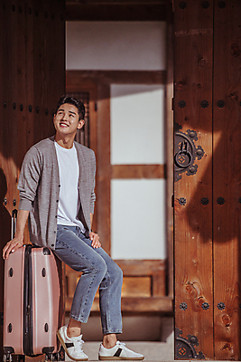 포토 JPG 주간 전신 응시 남자 여행 휴가 휴식 한옥 한명 미소 20대 성인 야외 옆모습 캐리어 여행가방 한국인 올려보기 시골 대문 걸터앉기 성인남자한명만 국내포토 여주시 자연요소 1 한국전통 시선 뷰포인트 컨셉 고건축 가방 모션 표정 사람 앉기 동양인 청년 문 경기도 남자한명만 성인남자만 파일형식