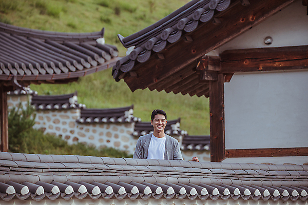 포토 JPG 주간 응시 남자 여행 휴가 휴식 한옥 한명 미소 상반신 20대 성인 야외 옆모습 한국인 시골 구경 성인남자한명만 기와담장 국내포토 여주시 자연요소 1 한국전통 시선 뷰포인트 컨셉 고건축 표정 기와 사람 동양인 청년 담장 경기도 남자한명만 성인남자만 파일형식