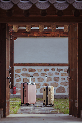포토 JPG 주간 여행 휴가 휴식 한옥 사람없음 야외 캐리어 여행가방 두개 시골 대문 국내포토 여주시 자연요소 한국전통 컨셉 고건축 2 가방 문 경기도 파일형식