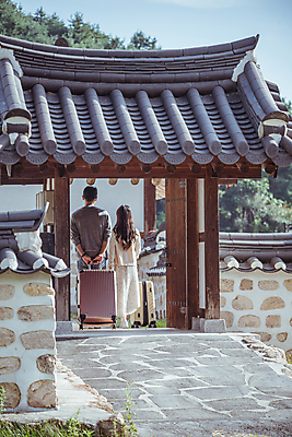 포토 JPG 주간 전신 커플 여자 남자 여행 휴가 휴식 한옥 서기 20대 성인 야외 두명 뒷모습 캐리어 여행가방 한국인 시골 잡기 대문 성인만 국내포토 여주시 자연요소 한국전통 뷰포인트 컨셉 고건축 가방 관계 모션 사람 동양인 청년 문 경기도 파일형식