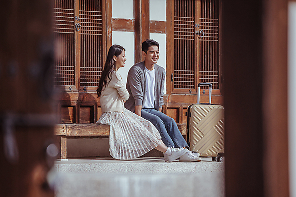 포토 JPG 주간 전신 커플 응시 여자 남자 여행 휴가 휴식 한옥 미소 앉기 20대 성인 야외 두명 옆모습 캐리어 여행가방 한국인 시골 틈 소프트포커스 대문 툇마루 성인만 국내포토 여주시 자연요소 한국전통 시선 뷰포인트 컨셉 고건축 가방 관계 모션 촬영기법 표정 사람 동양인 청년 문 마루_인테리어 경기도 파일형식