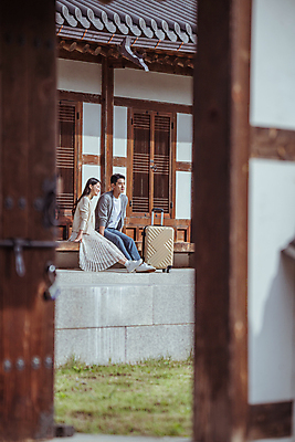 포토 JPG 주간 전신 커플 응시 여자 남자 여행 휴가 휴식 한옥 앉기 20대 성인 야외 두명 옆모습 캐리어 여행가방 한국인 시골 틈 대문 툇마루 성인만 국내포토 여주시 자연요소 한국전통 시선 뷰포인트 컨셉 고건축 가방 관계 모션 사람 동양인 청년 문 마루_인테리어 경기도 파일형식