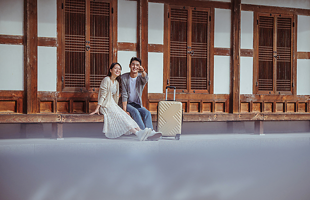 포토 JPG 주간 전신 커플 응시 여자 남자 여행 휴가 휴식 한옥 미소 앉기 20대 성인 야외 두명 옆모습 캐리어 여행가방 한국인 시골 가리킴 소프트포커스 툇마루 성인만 국내포토 여주시 자연요소 한국전통 시선 뷰포인트 컨셉 고건축 가방 관계 모션 촬영기법 표정 사람 동양인 손짓 청년 마루_인테리어 경기도 파일형식