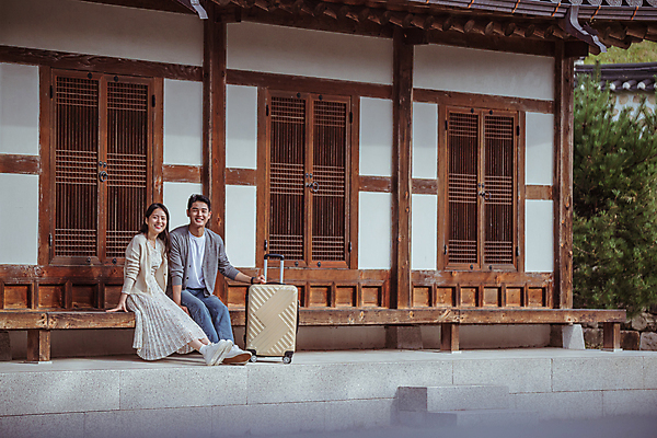 포토 JPG 주간 전신 커플 응시 여자 남자 여행 휴가 휴식 한옥 미소 앉기 20대 성인 야외 두명 옆모습 캐리어 여행가방 한국인 시골 소프트포커스 툇마루 성인만 국내포토 여주시 자연요소 한국전통 시선 뷰포인트 컨셉 고건축 가방 관계 모션 촬영기법 표정 사람 동양인 청년 마루_인테리어 경기도 파일형식