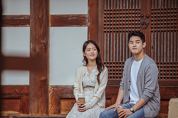 포토 JPG 주간 커플 응시 여자 남자 커피 여행 휴가 휴식 한옥 앉기 상반신 20대 성인 야외 두명 옆모습 캐리어 여행가방 한국인 시골 잡기 소프트포커스 테이크아웃컵 툇마루 성인만 국내포토 여주시 자연요소 한국전통 시선 음료 뷰포인트 컨셉 고건축 가방 관계 모션 촬영기법 사람 동양인 청년 컵 마루_인테리어 경기도 파일형식