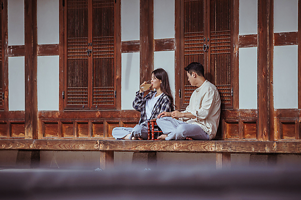 포토 JPG 주간 전신 커플 여자 남자 여행 휴가 휴식 한옥 들기 앉기 20대 성인 야외 두명 옆모습 컵 한국인 마시기 시골 소반 식혜 다과상 툇마루 성인만 기와담장 할매니얼 국내포토 여주시 자연요소 한국전통 식기 음료 뷰포인트 컨셉 고건축 관계 모션 탁자 기와 사람 동양인 청년 담장 마루_인테리어 전통차 신조어 경기도 다과 파일형식