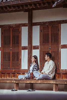 포토 JPG 주간 전신 커플 응시 여자 남자 여행 휴가 휴식 한옥 들기 앉기 20대 성인 야외 두명 옆모습 컵 한국인 시골 소프트포커스 소반 식혜 다과상 툇마루 성인만 할매니얼 국내포토 여주시 자연요소 한국전통 식기 시선 음료 뷰포인트 컨셉 고건축 관계 모션 탁자 촬영기법 사람 동양인 청년 마루_인테리어 전통차 신조어 경기도 다과 파일형식