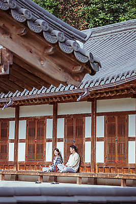 포토 JPG 주간 전신 커플 여자 남자 여행 휴가 휴식 한옥 앉기 20대 성인 야외 두명 옆모습 한국인 시골 소반 식혜 다과상 툇마루 성인만 할매니얼 국내포토 여주시 자연요소 한국전통 음료 뷰포인트 컨셉 고건축 관계 모션 탁자 사람 동양인 청년 마루_인테리어 전통차 신조어 경기도 다과 파일형식