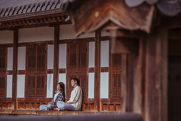 포토 JPG 주간 전신 커플 여자 남자 여행 휴가 휴식 한옥 미소 앉기 20대 성인 야외 두명 옆모습 기댐 한국인 시골 소반 식혜 다과상 툇마루 성인만 할매니얼 국내포토 여주시 자연요소 한국전통 음료 뷰포인트 컨셉 고건축 관계 모션 탁자 표정 사람 동양인 청년 마루_인테리어 전통차 신조어 경기도 다과 파일형식