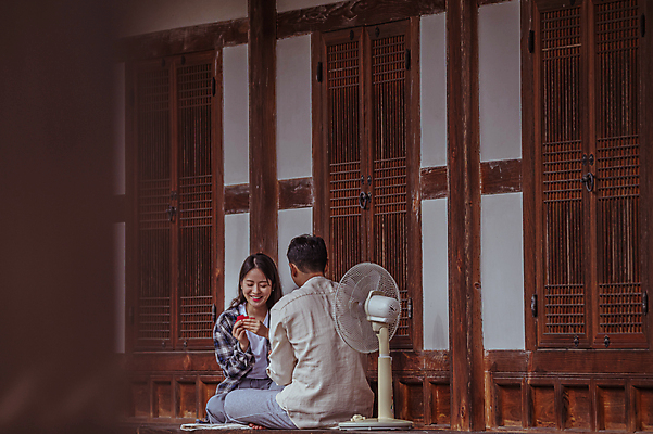 포토 JPG 주간 전신 커플 여자 남자 여행 휴가 휴식 한옥 미소 들기 앉기 20대 성인 야외 두명 옆모습 뒷모습 한국인 시골 선풍기 소프트포커스 툇마루 화투 화투놀이 화투패 성인만 국내포토 여주시 자연요소 한국전통 뷰포인트 컨셉 고건축 관계 모션 촬영기법 표정 사람 동양인 청년 가전제품 게임 마루_인테리어 경기도 파일형식