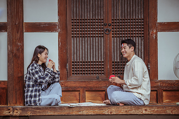 포토 JPG 주간 전신 커플 여자 남자 여행 휴가 휴식 한옥 미소 들기 앉기 20대 성인 야외 두명 옆모습 한국인 시골 즐거움 붙이기 툇마루 화투 화투놀이 화투패 성인만 국내포토 여주시 자연요소 한국전통 감정 뷰포인트 컨셉 고건축 관계 모션 표정 사람 동양인 청년 게임 마루_인테리어 경기도 파일형식