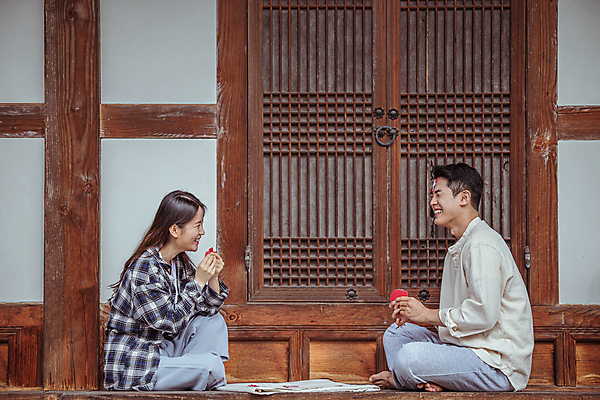 포토 JPG 주간 전신 커플 여자 남자 여행 휴가 휴식 한옥 미소 들기 20대 성인 야외 두명 옆모습 한국인 시골 마주앉기 붙이기 툇마루 화투 화투놀이 화투패 성인만 국내포토 여주시 자연요소 한국전통 뷰포인트 컨셉 고건축 관계 모션 표정 사람 앉기 동양인 청년 게임 마루_인테리어 경기도 파일형식