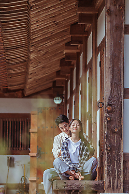 포토 JPG 주간 전신 커플 여자 남자 여행 휴가 휴식 한옥 미소 앉기 상반신 20대 성인 야외 두명 앞모습 머리카락 눈감음 한국인 시골 잡기 머리빗 소프트포커스 머리손질 툇마루 성인만 국내포토 여주시 자연요소 한국전통 뷰포인트 컨셉 고건축 관계 모션 촬영기법 표정 사람 동양인 청년 뷰티 머리 미용용품 마루_인테리어 경기도 파일형식