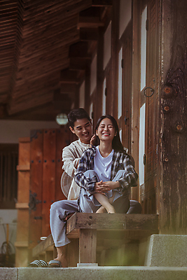 포토 JPG 주간 전신 커플 여자 남자 여행 휴가 휴식 한옥 미소 앉기 20대 성인 야외 두명 앞모습 머리카락 눈감음 한국인 시골 잡기 머리빗 소프트포커스 머리손질 툇마루 성인만 국내포토 여주시 자연요소 한국전통 뷰포인트 컨셉 고건축 관계 모션 촬영기법 표정 사람 동양인 청년 뷰티 머리 미용용품 마루_인테리어 경기도 파일형식