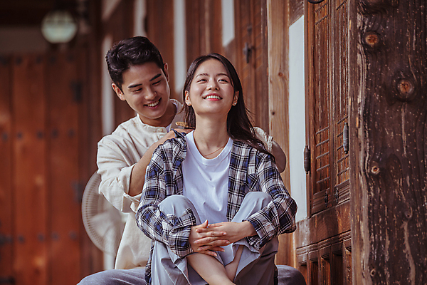 포토 JPG 주간 커플 여자 남자 여행 휴가 휴식 한옥 미소 앉기 상반신 20대 성인 야외 두명 앞모습 머리카락 한국인 시골 잡기 머리빗 머리손질 툇마루 성인만 국내포토 여주시 자연요소 한국전통 뷰포인트 컨셉 고건축 관계 모션 표정 사람 동양인 청년 뷰티 머리 미용용품 마루_인테리어 경기도 파일형식