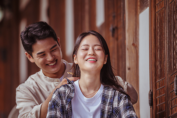 포토 JPG 주간 커플 응시 여자 남자 여행 휴가 휴식 한옥 미소 상반신 20대 성인 야외 두명 앞모습 머리카락 눈감음 한국인 시골 잡기 머리빗 머리손질 툇마루 성인만 국내포토 여주시 자연요소 한국전통 시선 뷰포인트 컨셉 고건축 관계 모션 표정 사람 동양인 청년 뷰티 머리 미용용품 마루_인테리어 경기도 파일형식