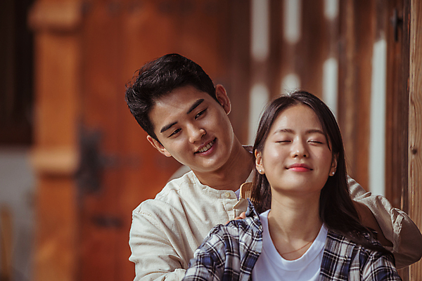 포토 JPG 주간 커플 여자 남자 여행 휴가 휴식 한옥 미소 앉기 상반신 20대 성인 야외 두명 앞모습 아웃포커스 머리카락 한국인 시골 잡기 머리빗 머리손질 툇마루 성인만 국내포토 여주시 자연요소 한국전통 뷰포인트 컨셉 고건축 관계 모션 촬영기법 표정 사람 동양인 청년 뷰티 머리 미용용품 마루_인테리어 경기도 파일형식