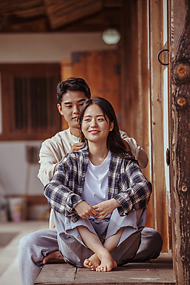 포토 JPG 주간 전신 커플 응시 여자 남자 여행 휴가 휴식 한옥 미소 앉기 상반신 20대 성인 야외 두명 앞모습 아웃포커스 머리카락 한국인 시골 잡기 머리빗 머리손질 툇마루 성인만 국내포토 여주시 자연요소 한국전통 시선 뷰포인트 컨셉 고건축 관계 모션 촬영기법 표정 사람 동양인 청년 뷰티 머리 미용용품 마루 경기도 파일형식