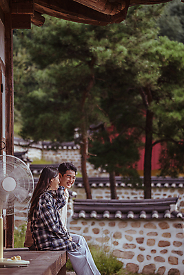 포토 JPG 주간 커플 여자 남자 여행 휴가 휴식 한옥 미소 앉기 상반신 20대 성인 야외 두명 옆모습 한국인 시골 선풍기 툇마루 성인만 기와담장 국내포토 여주시 자연요소 한국전통 뷰포인트 컨셉 고건축 관계 모션 표정 기와 사람 동양인 청년 담장 가전제품 마루_인테리어 경기도 파일형식