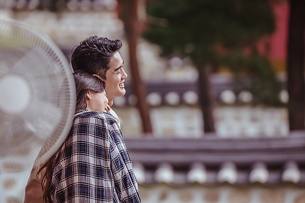 포토 JPG 주간 커플 여자 남자 여행 휴가 휴식 한옥 한명 미소 앉기 상반신 20대 성인 야외 두명 옆모습 아웃포커스 기댐 한국인 시골 선풍기 성인여자한명만 성인만 기와담장 국내포토 여주시 자연요소 1 한국전통 뷰포인트 컨셉 고건축 관계 모션 촬영기법 표정 기와 사람 동양인 청년 담장 가전제품 경기도 여자한명만 성인여자만 파일형식