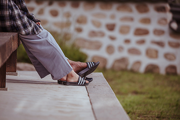 포토 JPG 주간 커플 여자 남자 여행 휴가 휴식 한옥 한명 앉기 20대 성인 야외 두명 옆모습 아웃포커스 한국인 하반신 시골 다리 툇마루 성인여자한명만 성인만 기와담장 국내포토 여주시 자연요소 1 한국전통 뷰포인트 컨셉 고건축 관계 모션 촬영기법 기와 사람 동양인 청년 담장 마루 경기도 여자한명만 성인여자만 파일형식