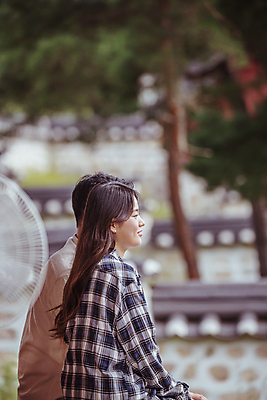 포토 JPG 주간 커플 여자 남자 여행 휴가 휴식 한옥 한명 미소 앉기 상반신 20대 성인 야외 두명 옆모습 아웃포커스 한국인 시골 성인여자한명만 성인만 기와담장 국내포토 여주시 자연요소 1 한국전통 뷰포인트 컨셉 고건축 관계 모션 촬영기법 표정 기와 사람 동양인 청년 담장 경기도 여자한명만 성인여자만 파일형식 전통 건축물 한국 인종 여자만 건축 아시아 나라